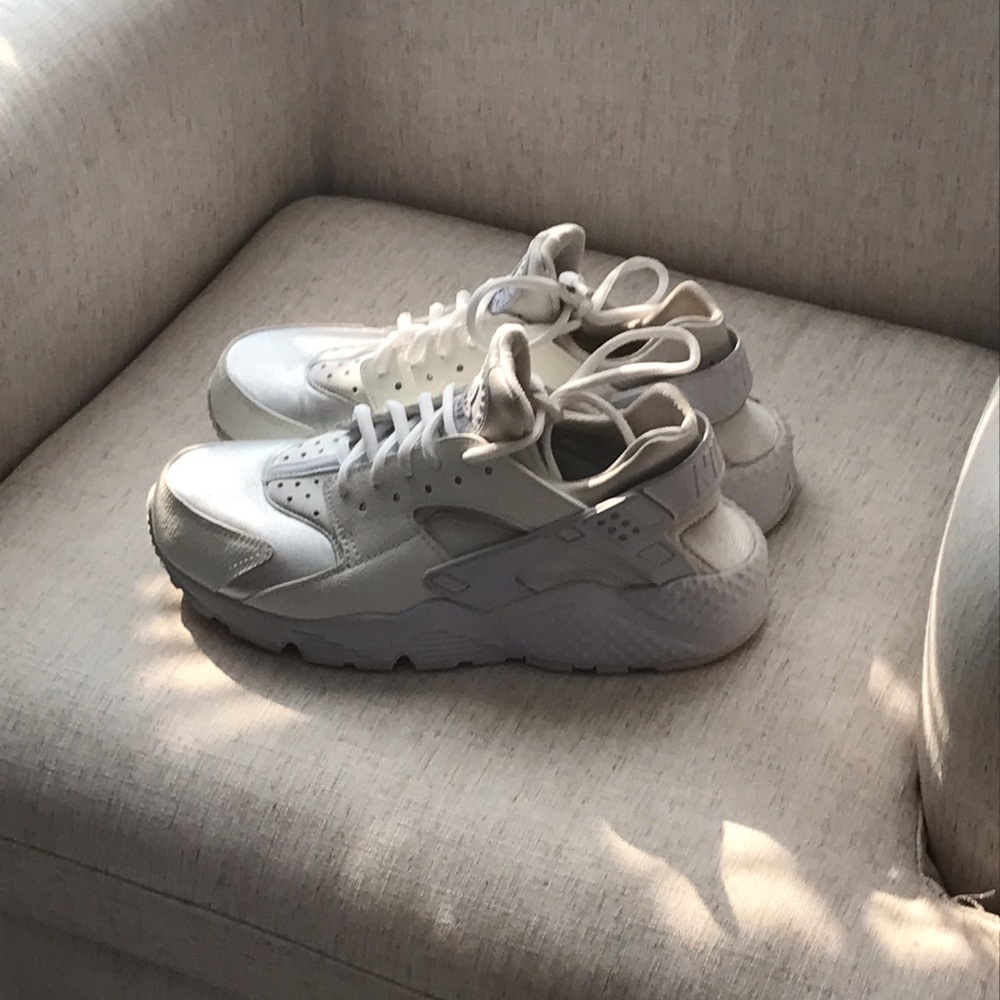 Woman’s white Nike huaraches